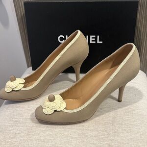 CHANEL Tan and Cream Floral Heels